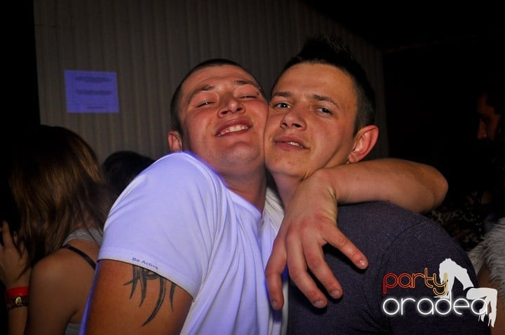 Distracţie şi voie bună în Disco Faház, 