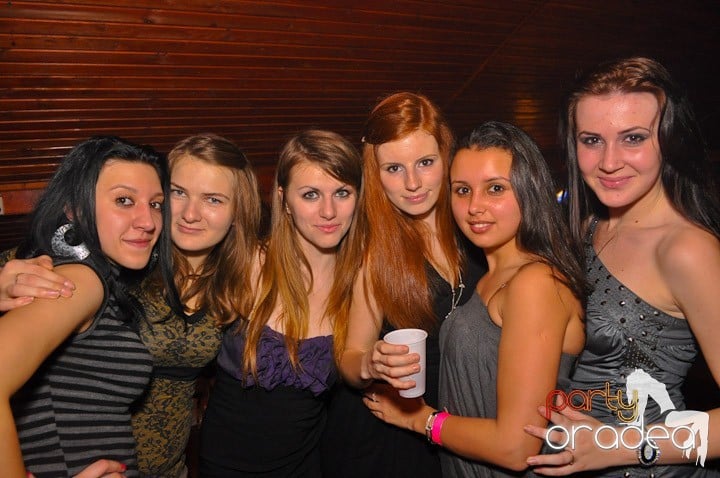 Distracţie şi voie bună în Disco Faház, 