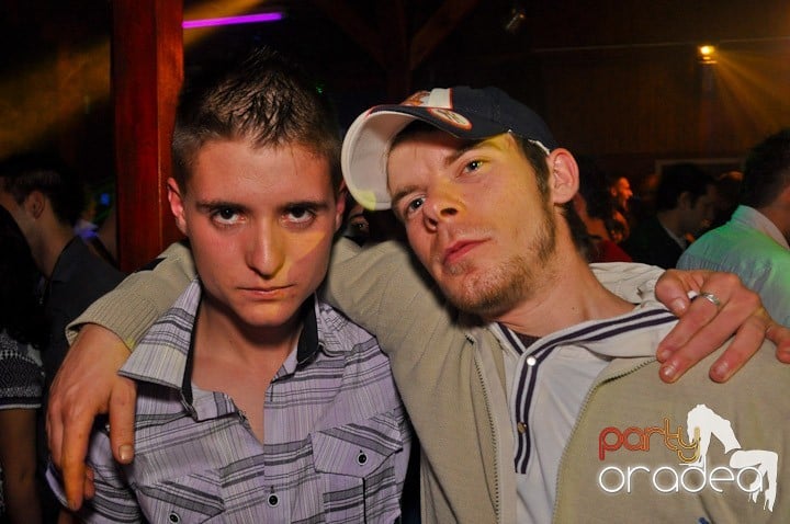 Distracţie şi voie bună în Disco Faház, 