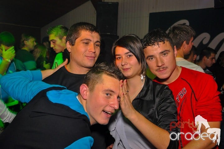 Distracţie şi voie bună în Disco Faház, 