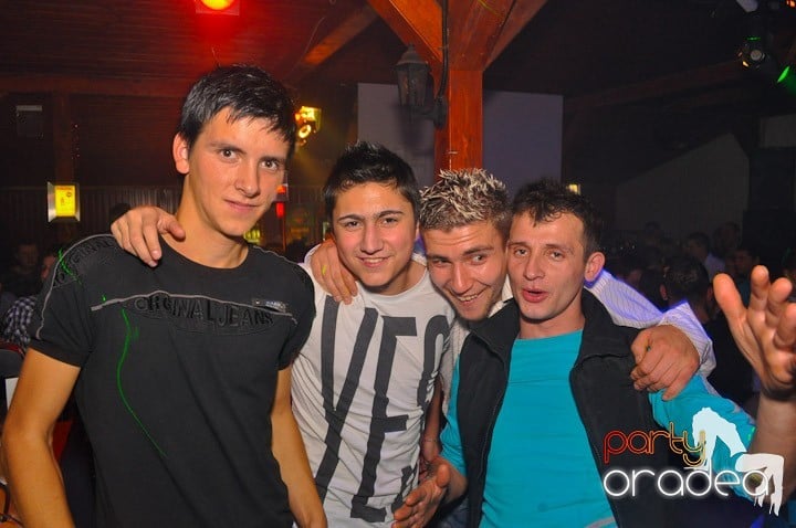 Distracţie şi voie bună în Disco Faház, 