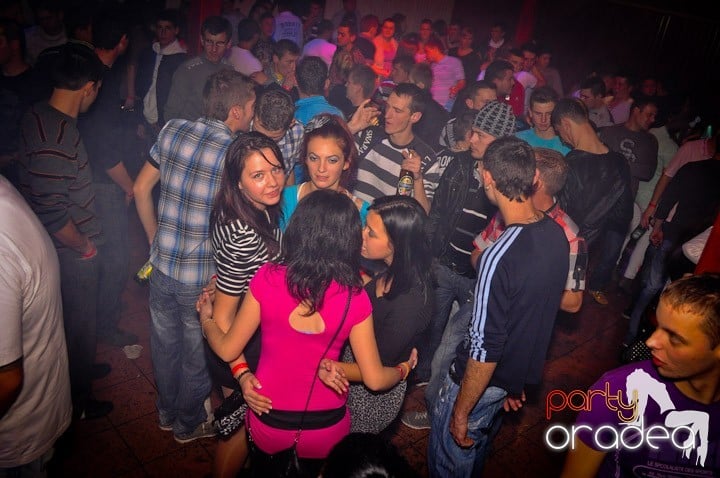 Distracţie şi voie bună în Disco Faház, 