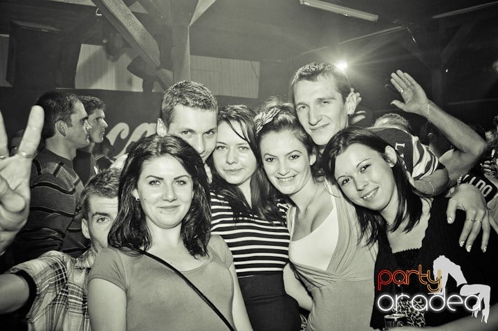 Distracţie şi voie bună în Disco Faház, 