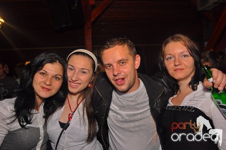 Distracţie şi voie bună în Disco Faház, 