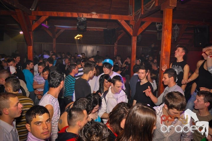 Distracţie şi voie bună în Disco Faház, 