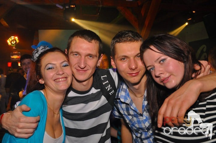 Distracţie şi voie bună în Disco Faház, 