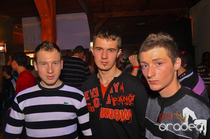 Distracţie şi voie bună în Disco Faház, 