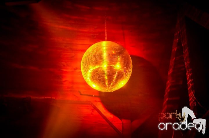 Distracţie şi voie bună în Disco Faház, 