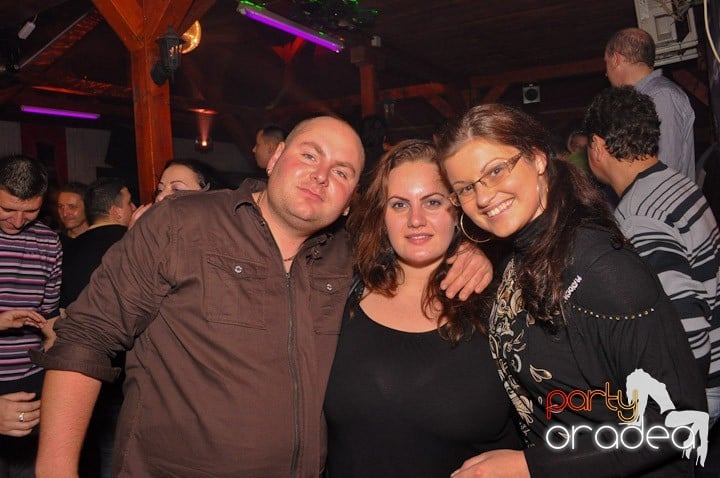 Distracţie şi voie bună în Disco Faház, 