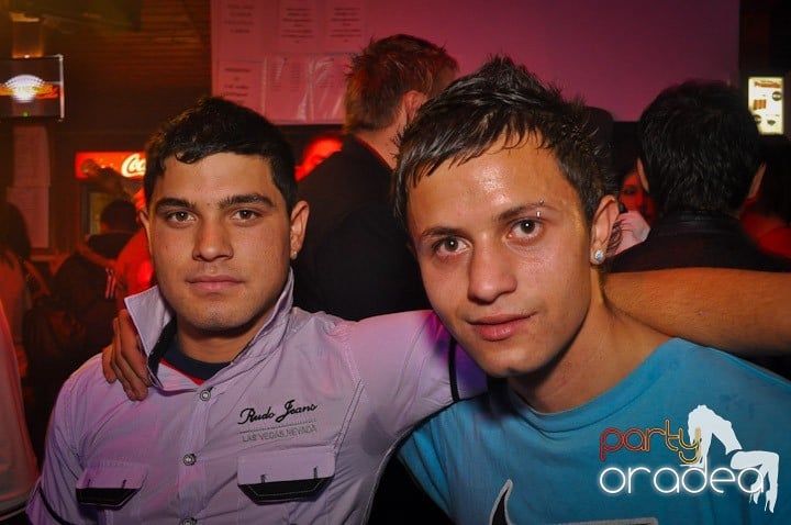 Distracţie şi voie bună în Disco Faház, 