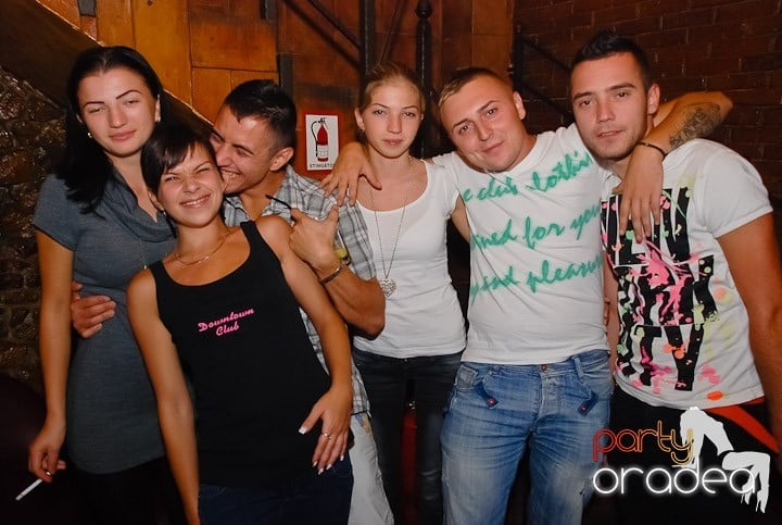 Distracţie şi voie bună în Downtown, 