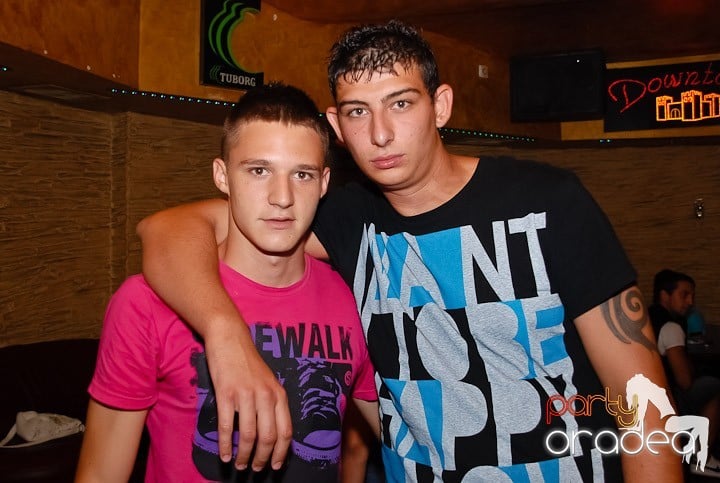 Distracţie şi voie bună în Downtown, 