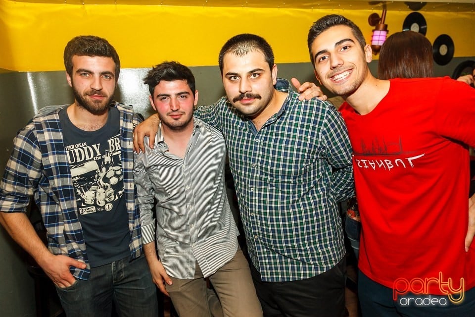 Distracţie şi voie bună în Yellow, 