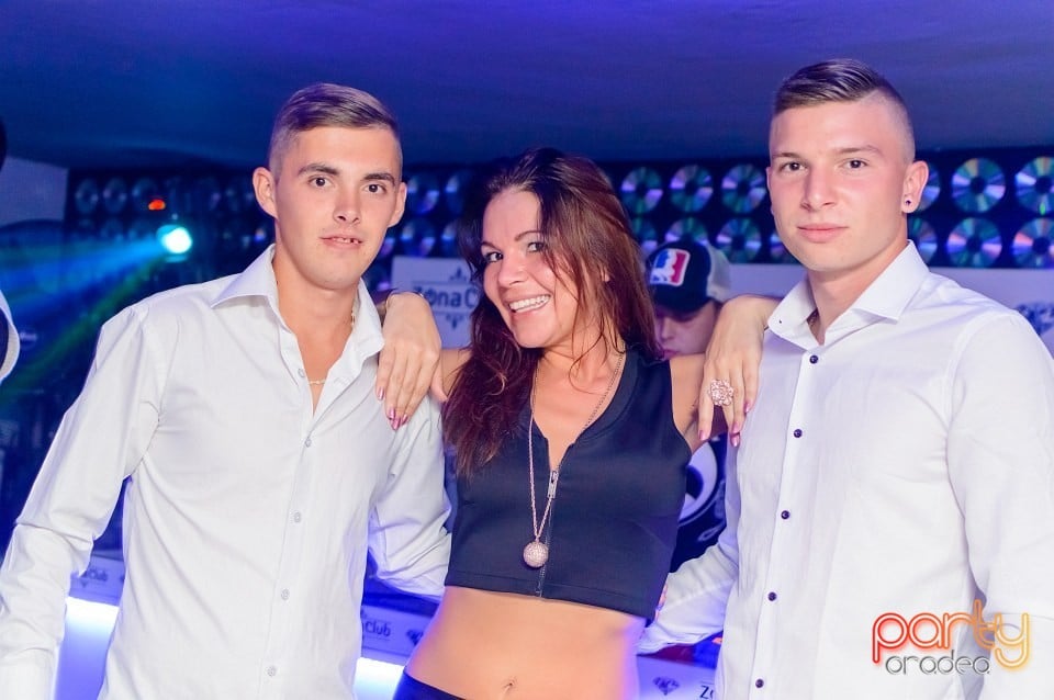 Dj Charlotte Courage, 