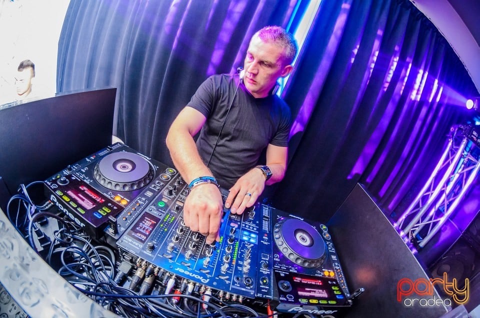 Dj Krisstal, The Lounge