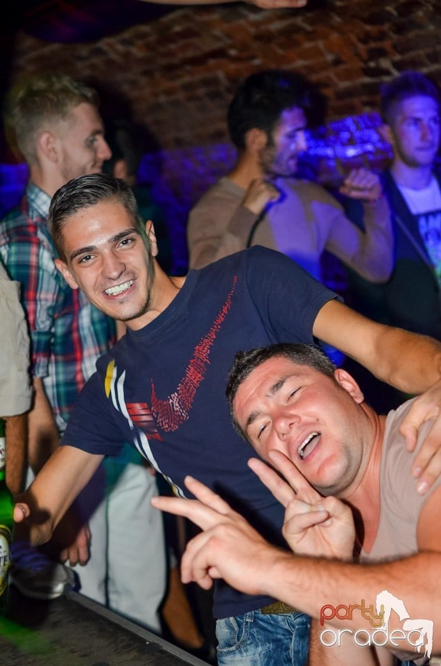 Feel the Beat în Club Escape!, 