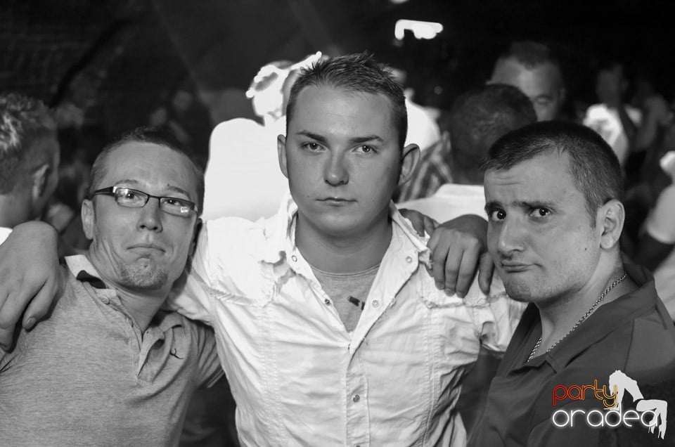 Feel the Beat în Club Escape!, 