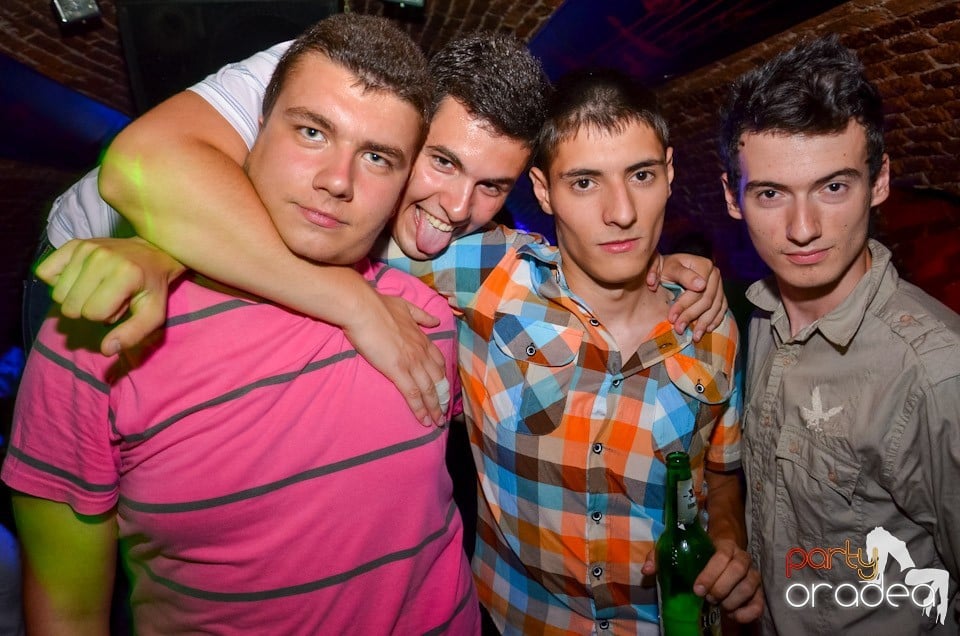 Feel the Beat în Club Escape!, 