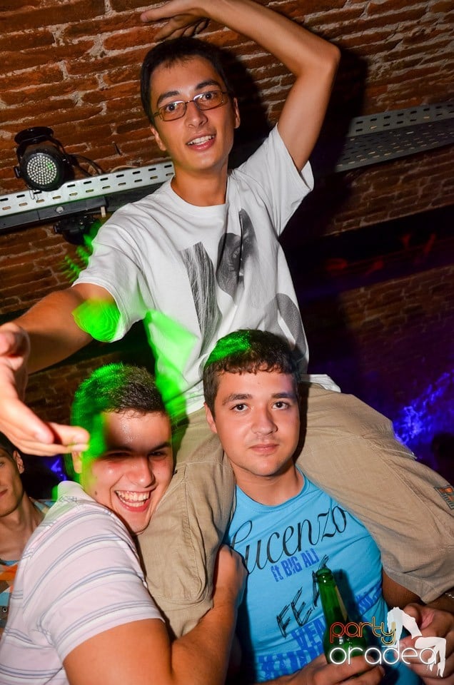 Feel the Beat în Club Escape!, 