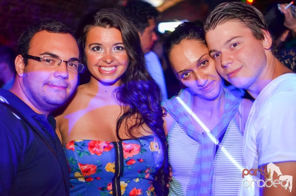 Feel the Beat în Club Escape!, 