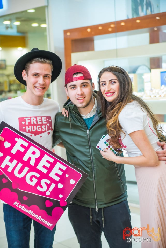 Free Hugs!, Lotus Center