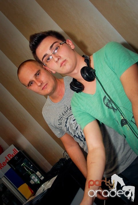 Friday Fun în Kadó Cafe, 