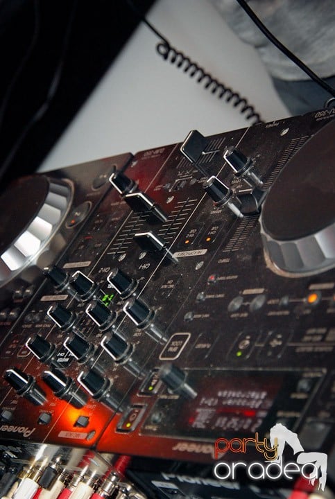 Friday Fun în Kadó Cafe, 