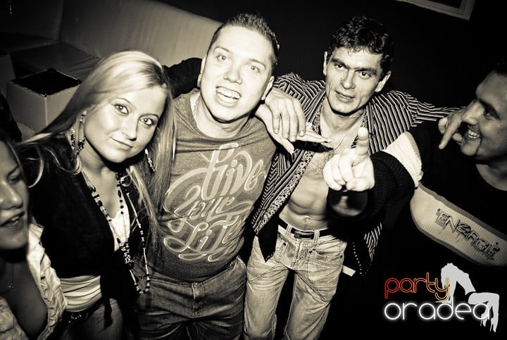 Friday Night @ Atti's, 