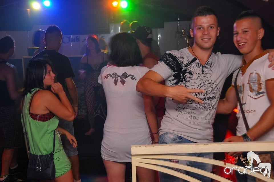 Friday Night Fever în Club Atti's, 