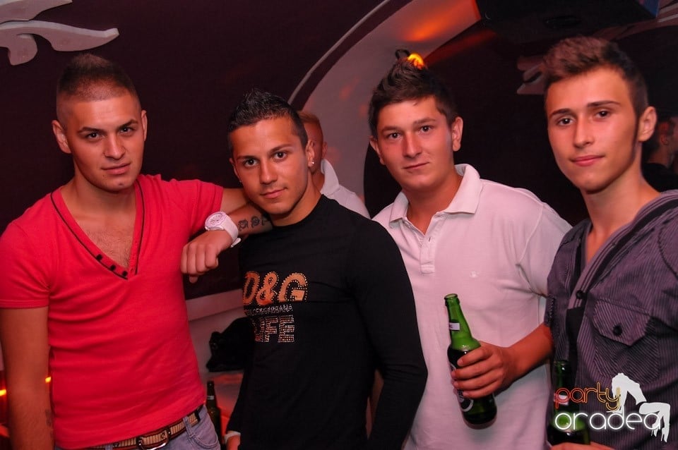 Friday Night Fever în Club Atti's, 