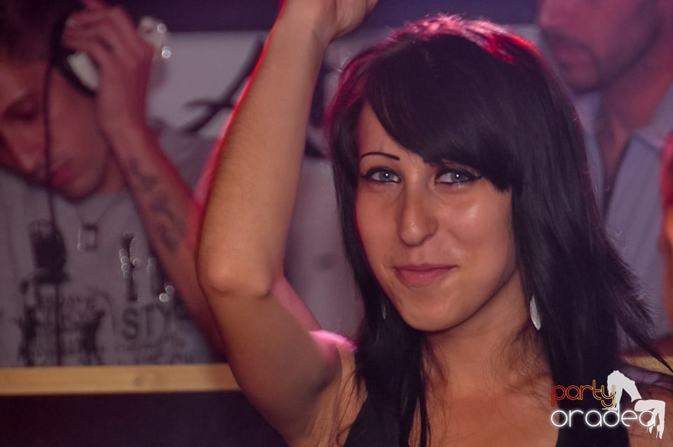 Friday Night Fever în Club Atti's, 