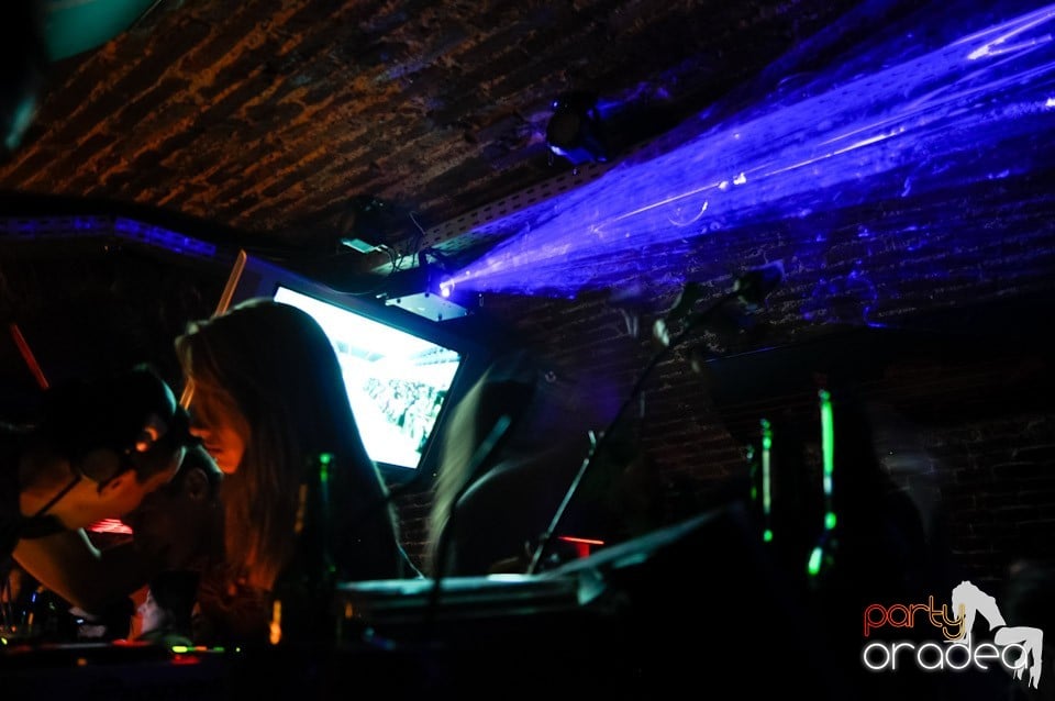 Friday Night Fever în Escape, 