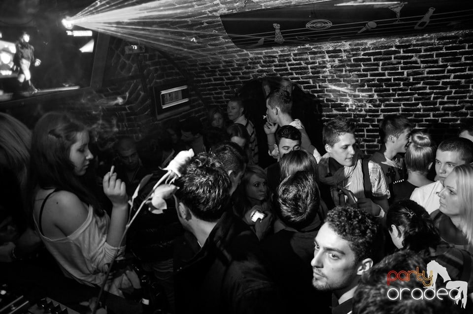 Friday Night Fever în Escape, 