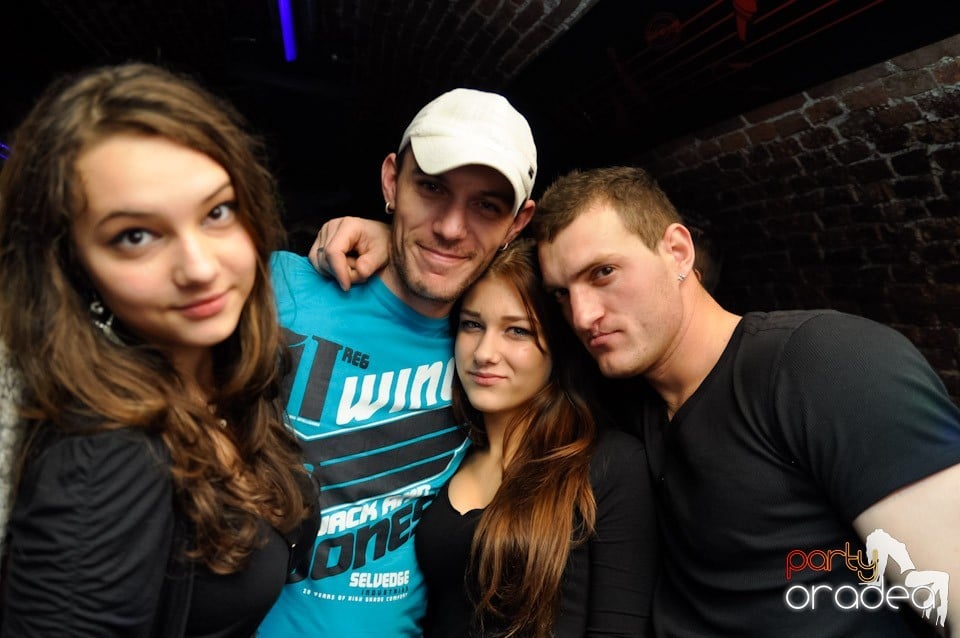 Friday Night Fever în Escape, 