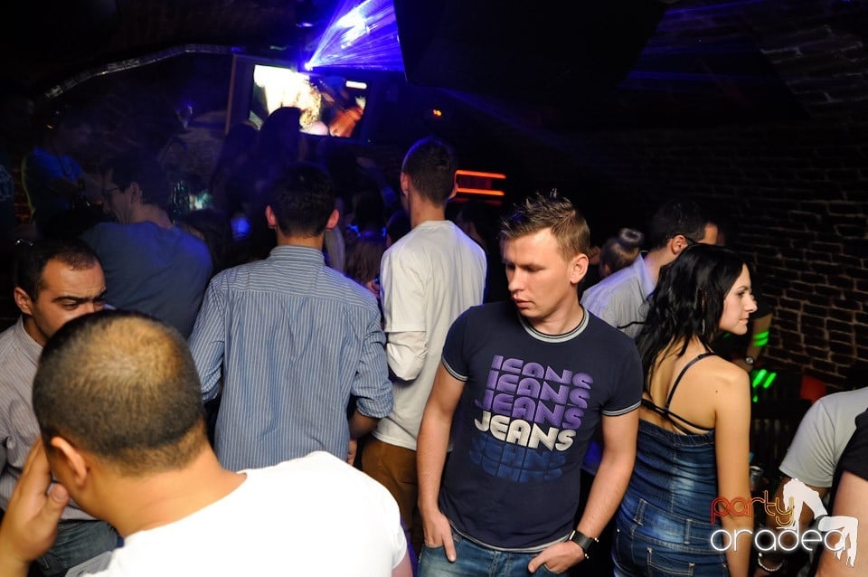 Friday Night Fever în Escape, 