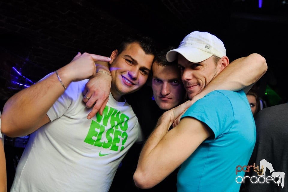 Friday Night Fever în Escape, 