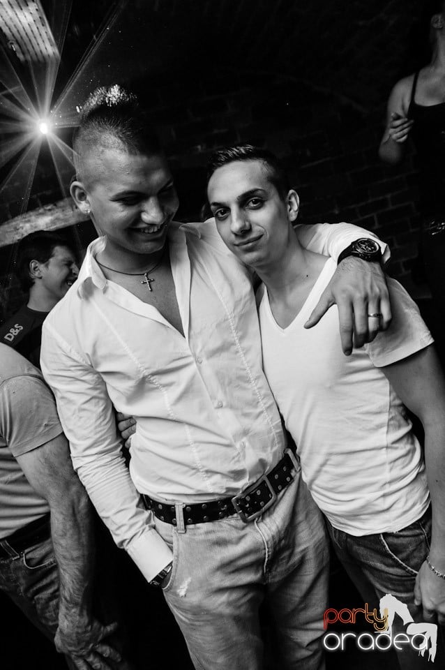 Friday Night Fever în Escape, 