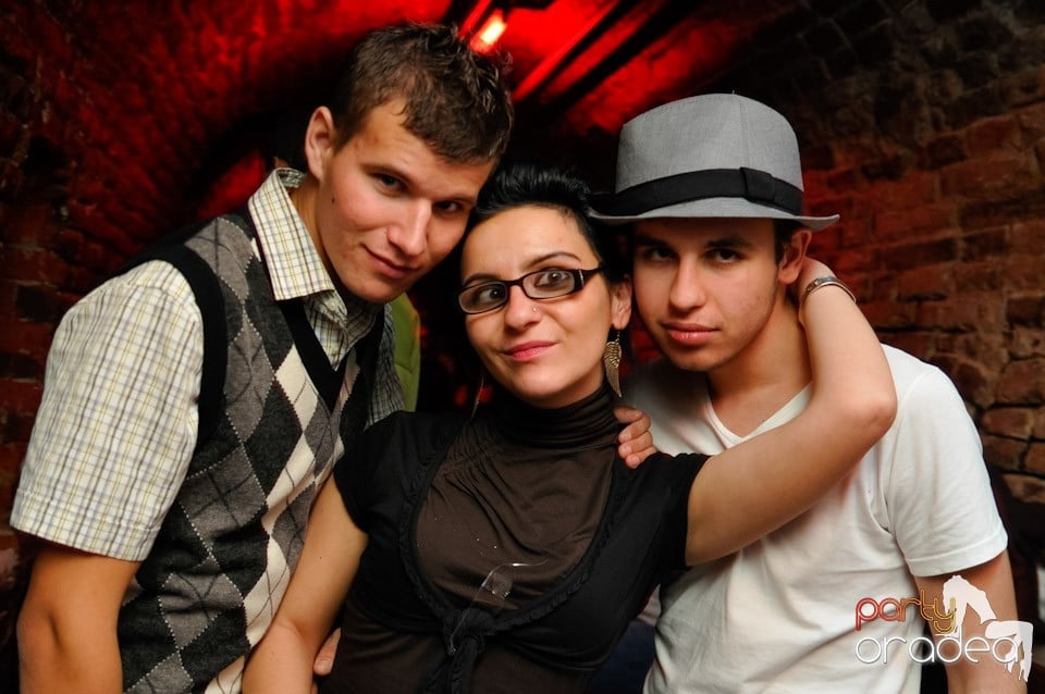 Friday Night Fever în Escape, 