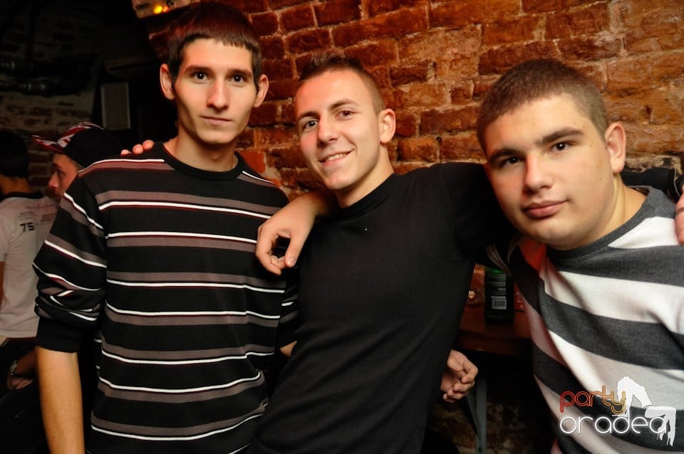 Friday Night Fever în Escape, 