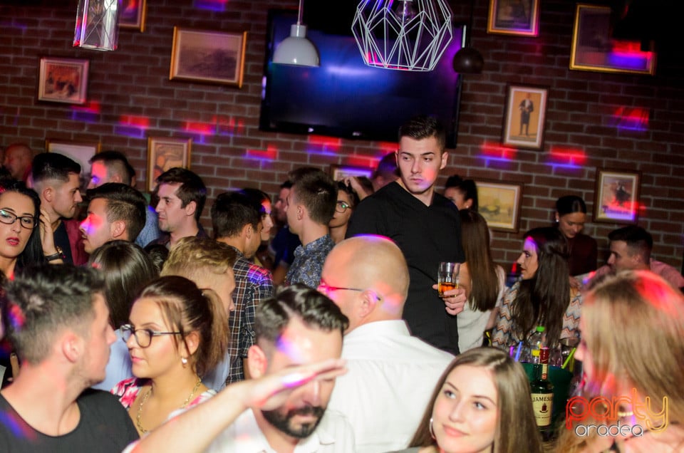 Friday Night Party, Green Pub