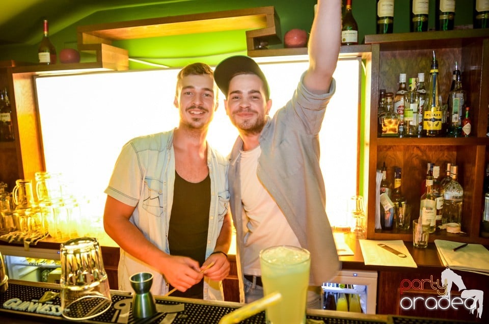 Friday party, Green Pub