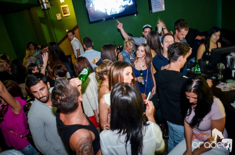 Friday party, Green Pub