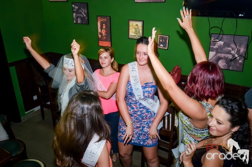 Friday party, Green Pub