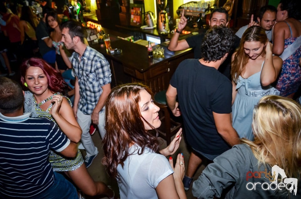 Friday party, Green Pub