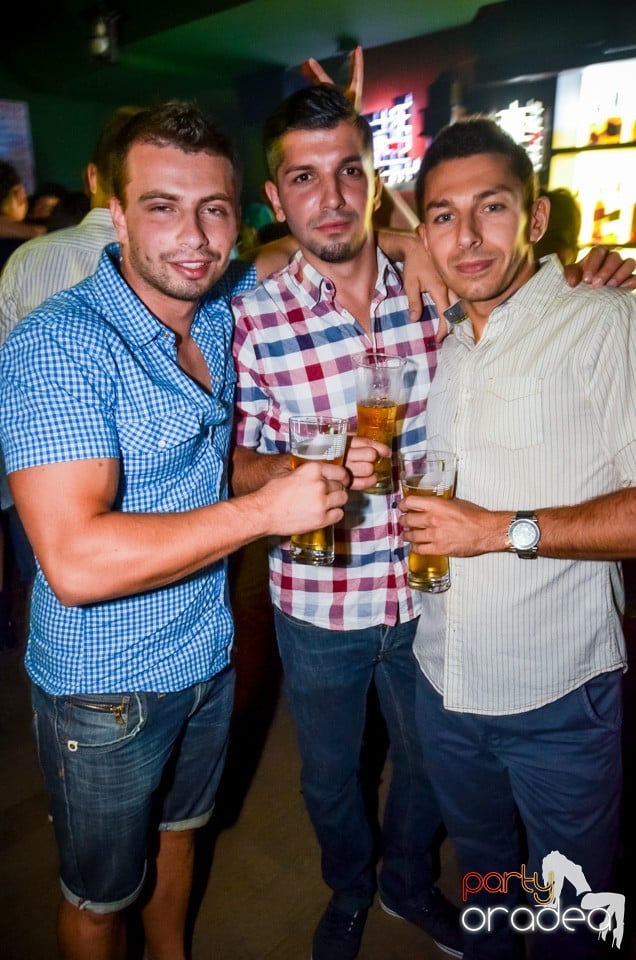 Friday party, Green Pub