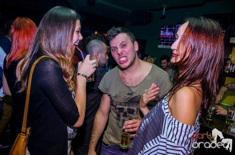 Friday party, Green Pub