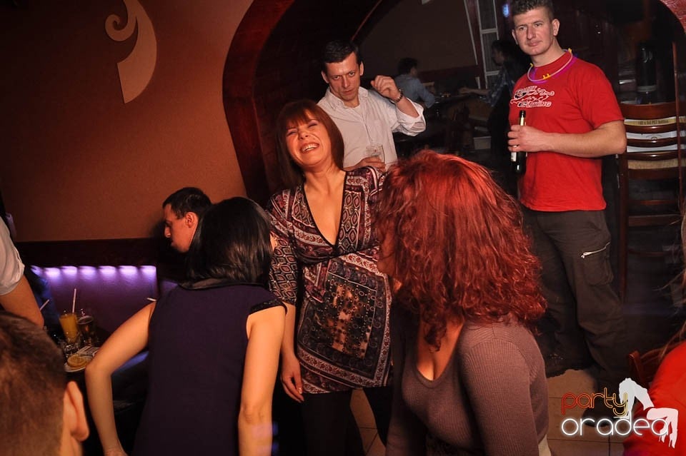 Glow Night Party continuă în Chanson, 