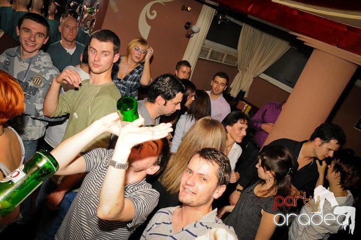 Glow Night Party sâmbătă, 