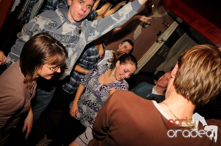 Glow Night Party sâmbătă, 