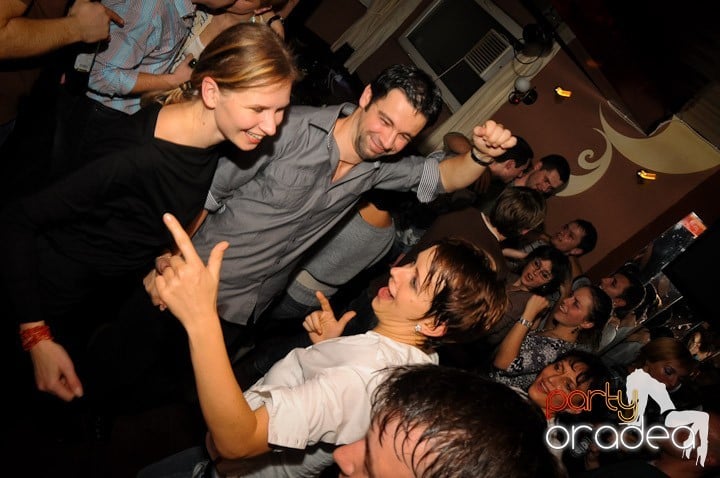 Glow Night Party sâmbătă, 